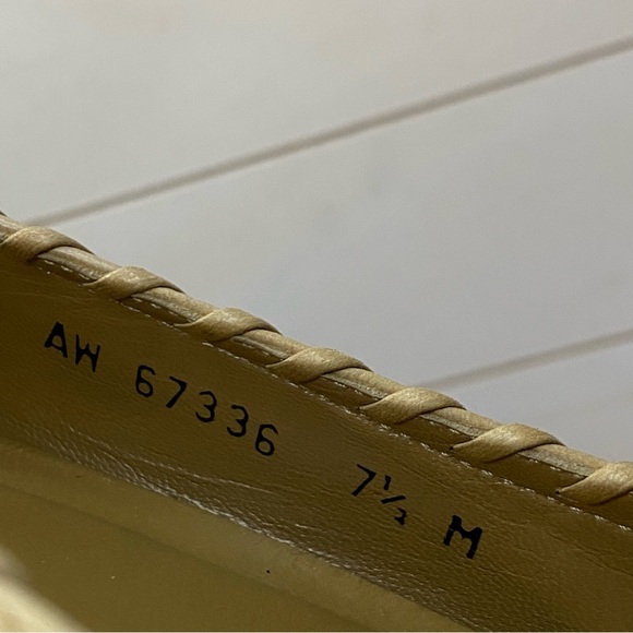 Stuart Weitzman Leather Stitch Pumps Women's Size 7.5 M Heels Beige Tassel Shoes - Picture 10 of 10